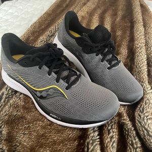 Men’s Saucony PWRRUN sneakers size 11 formfit 8 mm